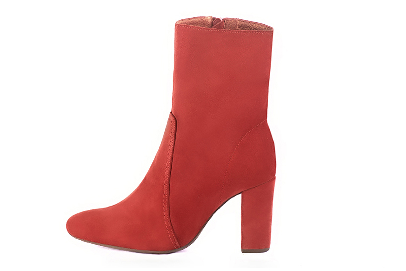 Scarlet red women's ankle boots with a zip on the inside. Round toe. High block heels. Profile view - Florence KOOIJMAN